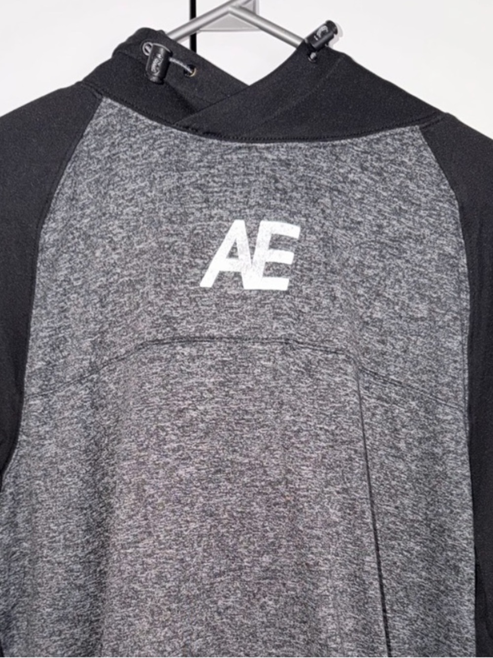 American Eagle Pullover w/ zipper pockets
